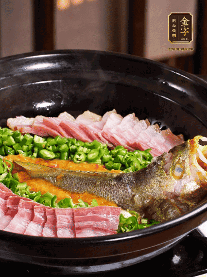 铺上黄鱼、米兰电竞官网 - 畅游电竞世界,乐享每一刻_米兰电竞
咸肉，放上金椒酱、青椒粒，盖盖子焗5分钟